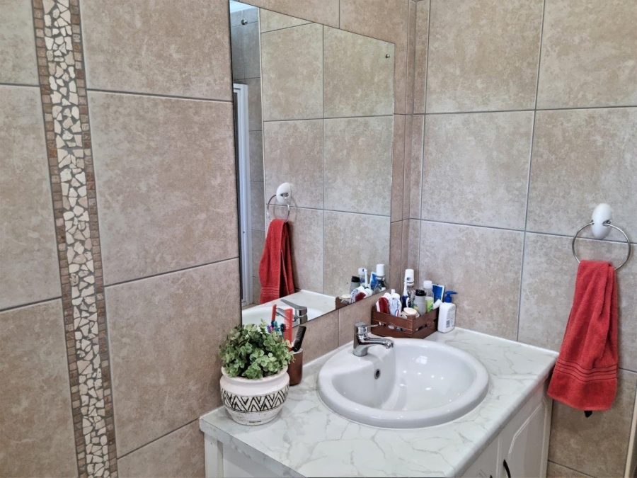 5 Bedroom Property for Sale in Melodie North West